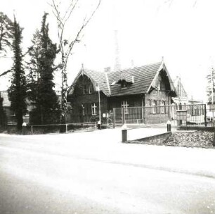 Cottbus. Wasserwerk 1, Straße der Deutsch-Sowjetischen-Freundschaft. 1897. Beamtenwohnhaus 1 und Werktor. Straßenansicht