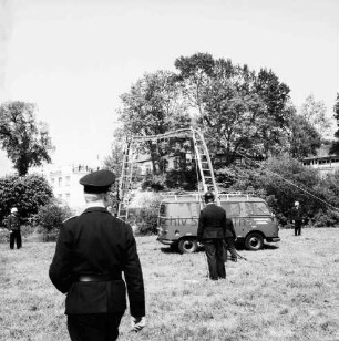 Hamberge: Travewiesen: Amtsfeuerwehrfest Amt Reinfeld-Land: Feuerwehrmänner beim Bau einer Schlauchbrücke: davor Löschfahrzeug: vorn links Wehrführer: im Hintergrund zwischen Bäumen und Büschen Hotel "Traveblick"