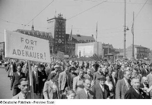 Demonstranten auf dem Karl-Marx-Platz (heutiger Augustusplatz), im Hintergrund das Kroch-Hochhaus
