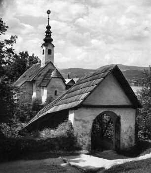 Maria Wörth. Eingangstor (1501/1515) mit Blick zur Kirche