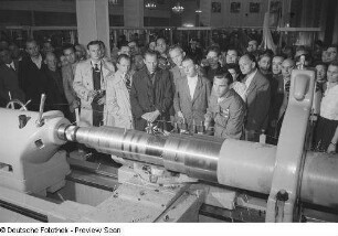Vorführung einer Maschine der tschechoslowakischen Sektion auf der Leipziger Herbstmesse 1954