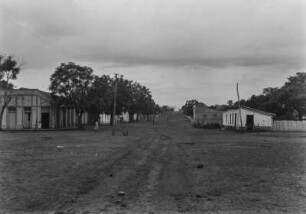 Straße : Blick entlang einer Straße in Nioaque.