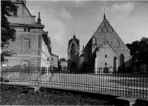 Zerbst (Anhalt) Ansicht der, im 13. Jahrhundert im spätromanischen Baustil errichteten, Stifts- und Hofkirche St. Bartholomäi.