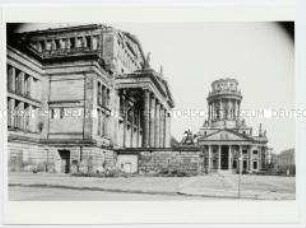 Schauspielhaus und Französischer Dom am Berliner "Platz der Akademie"