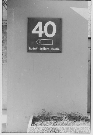 Hinweisschild auf den Hauseingang Nr. 40