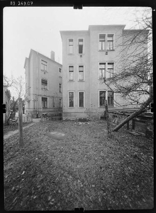 Dresden-Striesen, Altenberger Straße 25. Wohnhaus mit Läden (Parsifalapotheke, um 1900). Seitenansicht von Südost