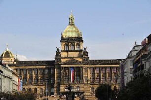 Nationalmuseum : Frontalansicht des Tschechischen Nationalmuseums am Prager Wenzelsplatz