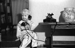 Bukarest: Söhnchen [Festenberg], am Telefon im rumänischen Kostüm