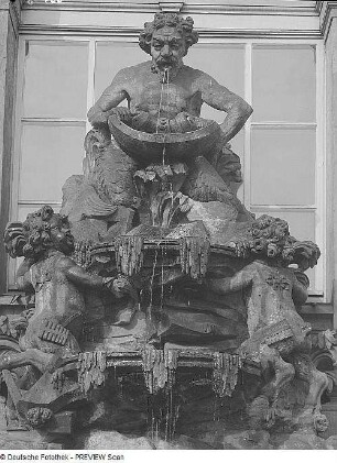 Großer Brunnen mit Hippokamp : Großer Brunnen mit Hippokamp. Sandstein (um 1715; J. J. Kretzschmar?, Werkstatt Balthasar Permoser). Dresden: Zwinger, Südliche Langgalerie