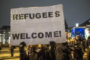 Refugees Welcome. Ein Transparent wird gezeigt, am Rand einer Pro-Flüchtlinge-Demo in Hamburg