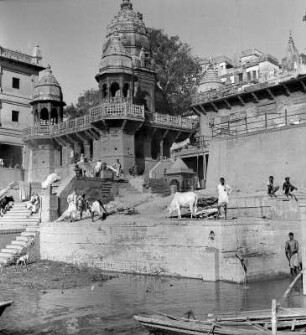 Ghat am Ganges mit Verbrennungsstelle : Varanasi (Indien). Ghat am Ganges mit Verbrennungsstelle