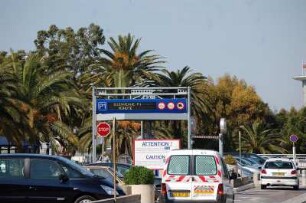 Airport Nizza - Parkplatz : Parkplatz Internationaler Flughafen Nice-Cote d´Azur in Nizza, aufgenommen 2006
