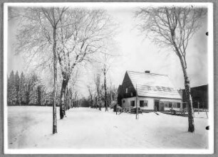 Am Waldrand, Straße am Fichtelberg im Winter