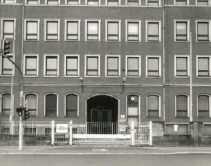 Dresden-Neustadt, Großenhainer Straße 1. Regler und Schaltgeräte Dresden GmbH (vormals Nähmaschinenfabrik Clemens Müller), Verwaltungs- und Produktionsgebäude