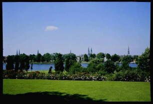 Lübeck: Türme der Stadt hinter der Wakenitz