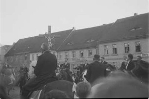 Osterreiter in Wittichenau. Osterritt in der Stadt. : Křižerjo w Kulowje. Procesion přez město.
