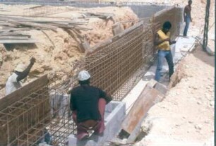 St. Maarten. Blick auf den Flughafenerweiterungsbau. Betonieren der Fundamente für den neuen Frachtschuppen