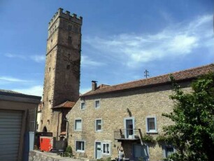 Stadtbefestigung - Ansicht im Süden-Rothenburger Tor (Torturm) von Ostsüdosten mit Bossierung sowie anschließender Stadtmauer nach Osten (Wehrgang entfernt-Fenstereinbrüche für Häuser 19 Jh)