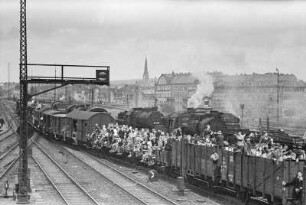 Güterzug mit Umsiedlern auf dem Neustädter Bahnhof