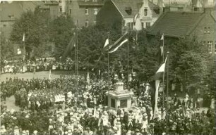Einweihungsfeier des Marktbrunnens (1912/13; C. Brose) auf dem Bismarckplatz in Homberg am 16. Juni 1913