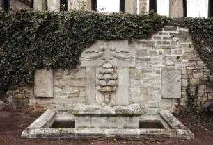 Große Feierhalle — Brunnen