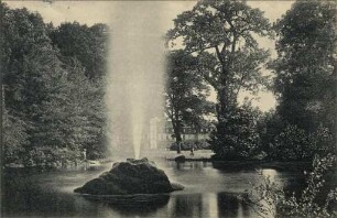 Postkartenalbum August Schweinfurth mit Karlsruher Motiven. "Karlsruhe - Partie aus dem Schlossgarten"