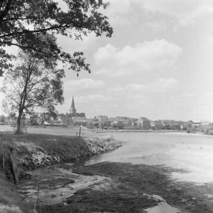 Landschaft um Christianstadt, ein Stadtteil der Stadt Naumburg am Bober. Blick auf die Stadtkirche. : Krajina wokoło Krzystkowice při Bobru, měšćanski dźěl města Nowogród Bobrzański. Pohlad na měšćansku cyrkej.
