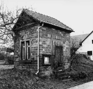 Dorfbrunnen und Pumphäuschen; Oberzent, Ortsstraße 16