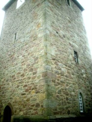 Evangelische Kirche - Kirchturm (gotische Gründung) von Nordwesten mit Schießscharten (Schlitzscharten) sowie Werksteinen im Mauersteinverband
