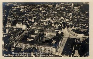 Postkartenalbum mit Motiven von Karlsruhe. "Flugzeugaufnahme von Karlsruhe. Hauptpost mit Ludwigsplatz und Stephansbrunnen"