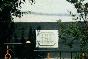 Inschriftstein im Sockel des Wohnhauses am Dorfplatz 5, Jahreszahl 1784