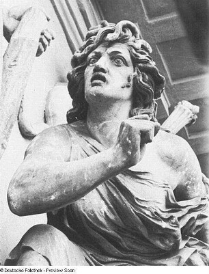 Nordgiebel des Königlichen Hoftheaters in Dresden : Rietschel, Ernst. Nordgiebel des Königlichen Hoftheaters Dresden. Sandstein. Dresden, 1839/1841. Detail: Erste Erinye. Bautzen, Altes Stadttheater, Mittelrisalit, Rietschel-Giebel