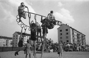 Inbetriebnahme eines neuen Spielplatzes im Rintheimer Feld.