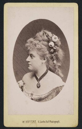 Porträt Therese Malten : Porträt Therese Malten (1855-1930; Sängerin). Fotografie (Albuminpapier auf Karton mit Atelieraufdruck) von Wilhelm Höffert in Dresden