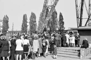 Berlin, Funkturm : Menschenansammlung vorm Berliner Funkturm