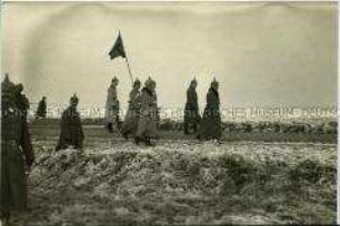 Wilhelm II. mit Offizieren an der Front