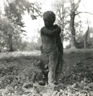 Glewitz-Turow. Schlosspark. Putto und Affe