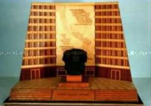 Tischzier mit Nachbildung des Karl-Marx-Denkmals in Karl-Marx-Stadt