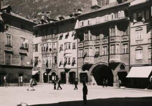 Bozen. Südtirol. Italien. Rathausplatz mit Blick zur Piavestraße (Durchfahrt)