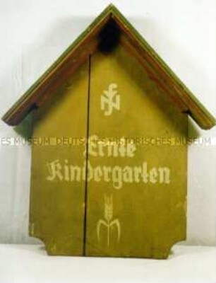 Schild "NSV ERNTE KINDERGARTEN"