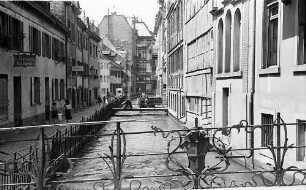 Freiburg i. Br.: Fischerau, im Vordergrund Geländer der Brücke