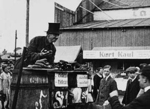 Szene aus dem Dokumentarfilm "Volksfeste und Volksbelustigungen": Auf der Vogelwiese