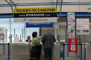 Airport Hahn im Hunsrück : Passagiere stehen an einem Ticketschalter der Billigfluglinie Ryanair in Hahn, aufgenommen 2004