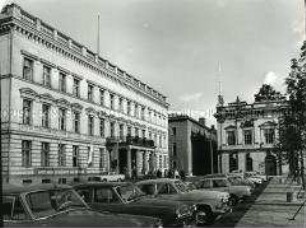 Blick auf das "Haus der Kultur der Sowjetunion" und das Zeughaus mit dem "Museum für Deutsche Geschichte" in Berlin (Ost)