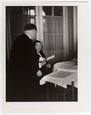 Nikolaus Titulescu bestellt ein Essen im Genfer Hotel des Bergues. rechts: Nikolaus Titulescu