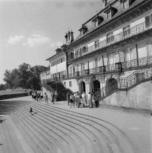 Dresden-Pillnitz. Schloß (1720-1725, M. D. Pöppelmann; 1788-1791, J. D. Schade). Wasserpalais, Elbseite mit Freitreppe