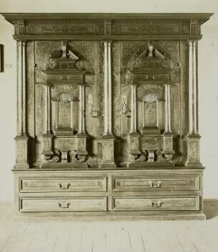 Fassadenschrank mit Intarsien : Fassadenschrank mit Intarsien. Deutsche Renaissance, 16. Jahrhundert