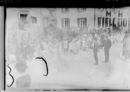 Volksfest Sigmaringen 1924; Kindergruppen beim Festumzug vor dem Weinhaus Nell