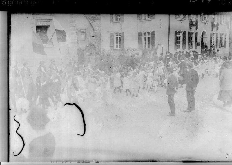 Volksfest Sigmaringen 1924; Kindergruppen beim Festumzug vor dem Weinhaus Nell
