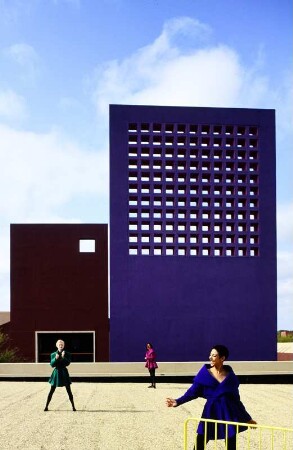 Drei Models mit Geländerdesign vor einer modernen Fassade, Aufnahme für einen Kalender von Müssig AG